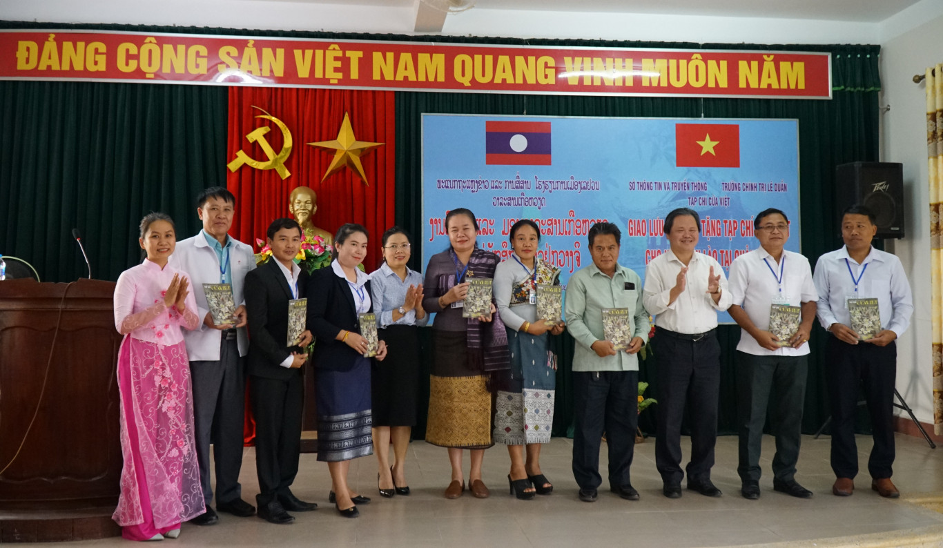 Trao tặng Tạp ch&iacute; Cửa Việt cho 50 học vi&ecirc;n L&agrave;o tại trường Ch&iacute;nh trị L&ecirc; Duẩn