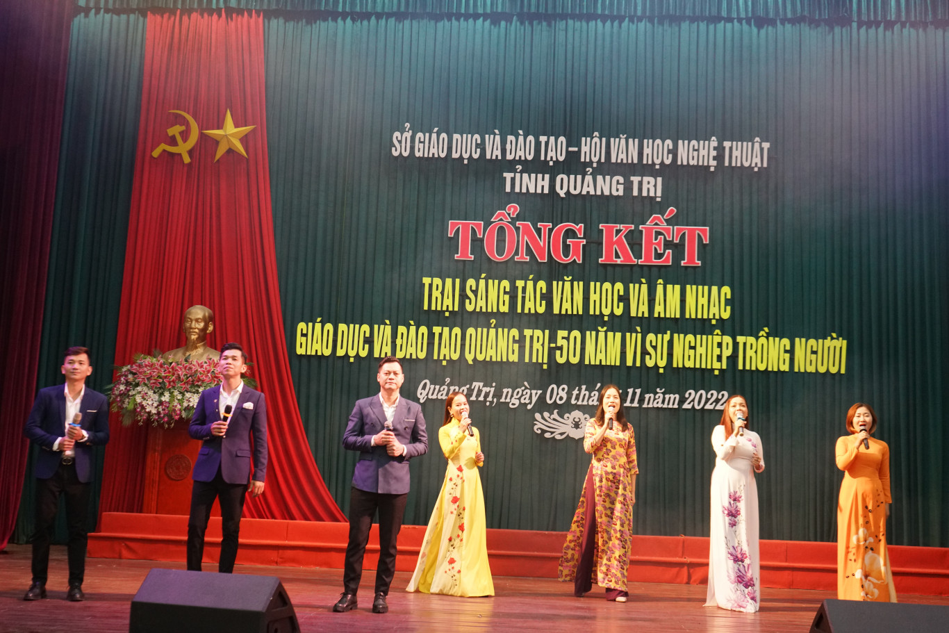 Văn nghệ ch&agrave;o mừng 