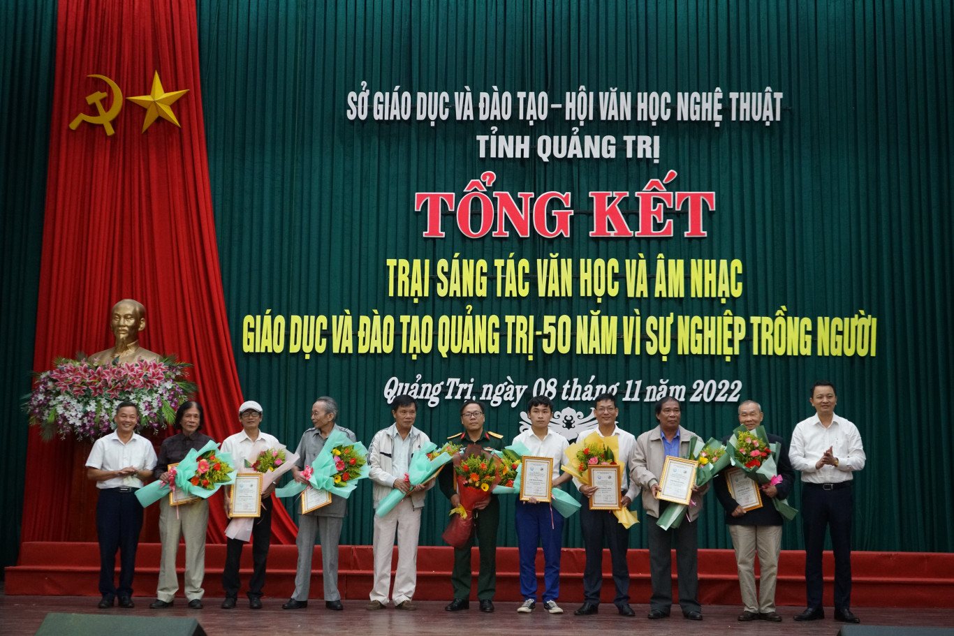 Trao giải cho c&aacute;c t&aacute;c giả đạt giải Khuyến kh&iacute;ch