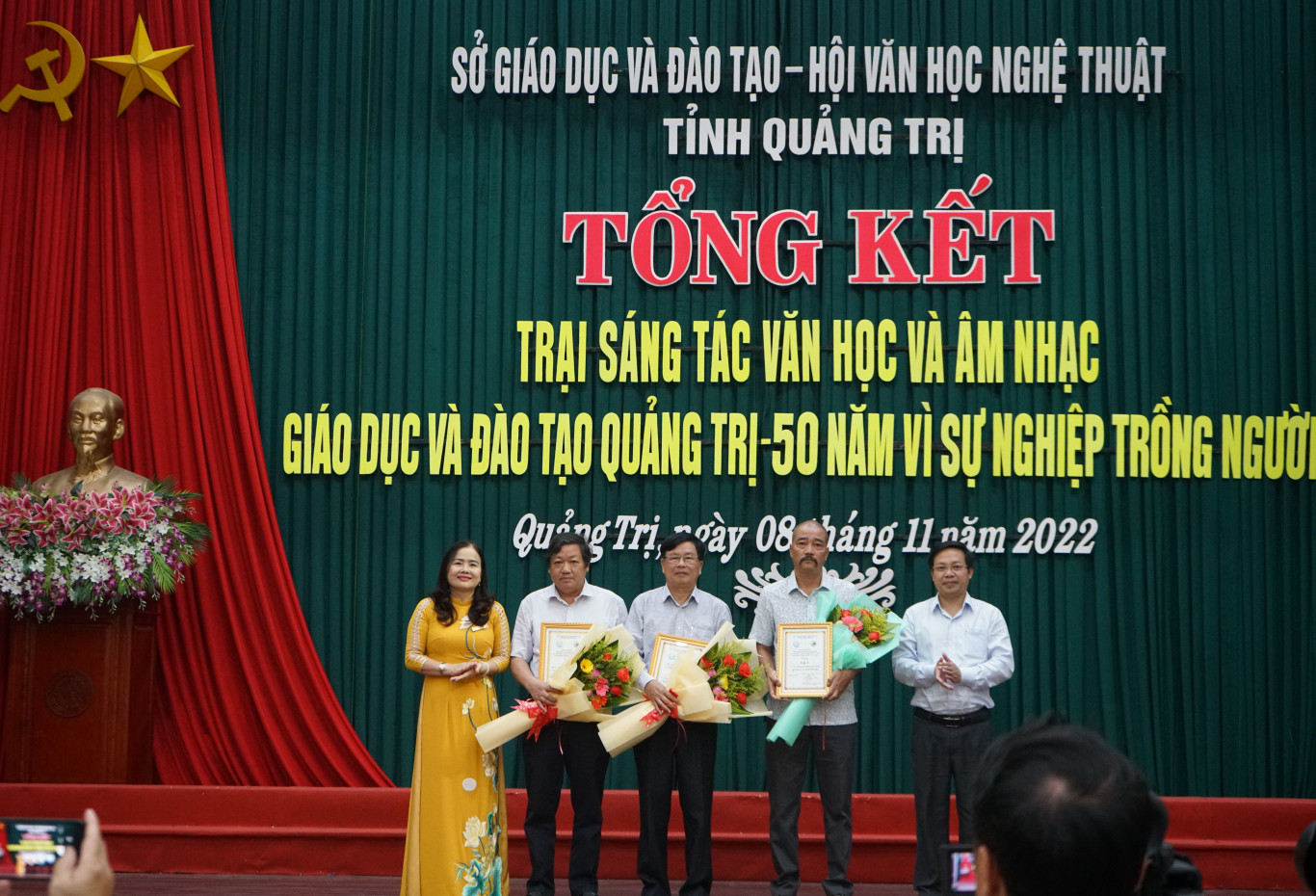 Trao giải cho c&aacute;c t&aacute;c giả đạt giải A