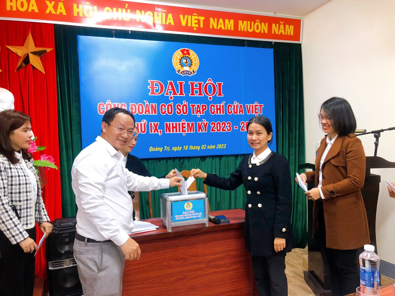 Bỏ phiếu bầu Ban chấp h&agrave;nh CĐCS nhiệm kỳ mới 