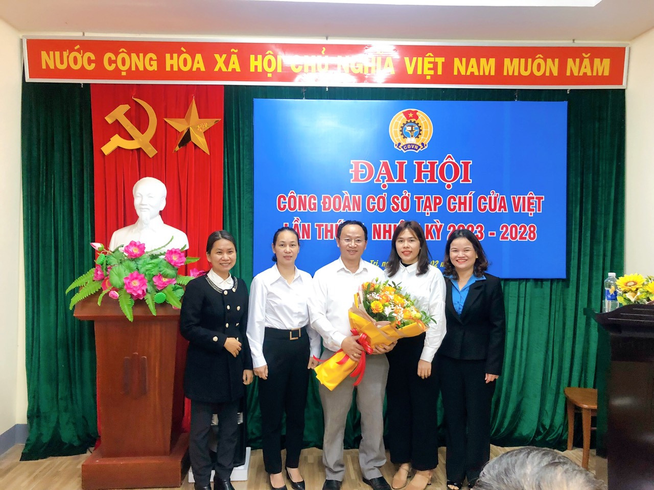 Tổng Bi&ecirc;n tập Tạp ch&iacute; Cửa Việt v&agrave; Ph&oacute; Chủ tịch C&ocirc;ng đo&agrave;n vi&ecirc;n chức tỉnh tặng hoa cho BCH CĐ Tạp ch&iacute; Cửa Việt nhiệm kỳ 2023 - 2028 