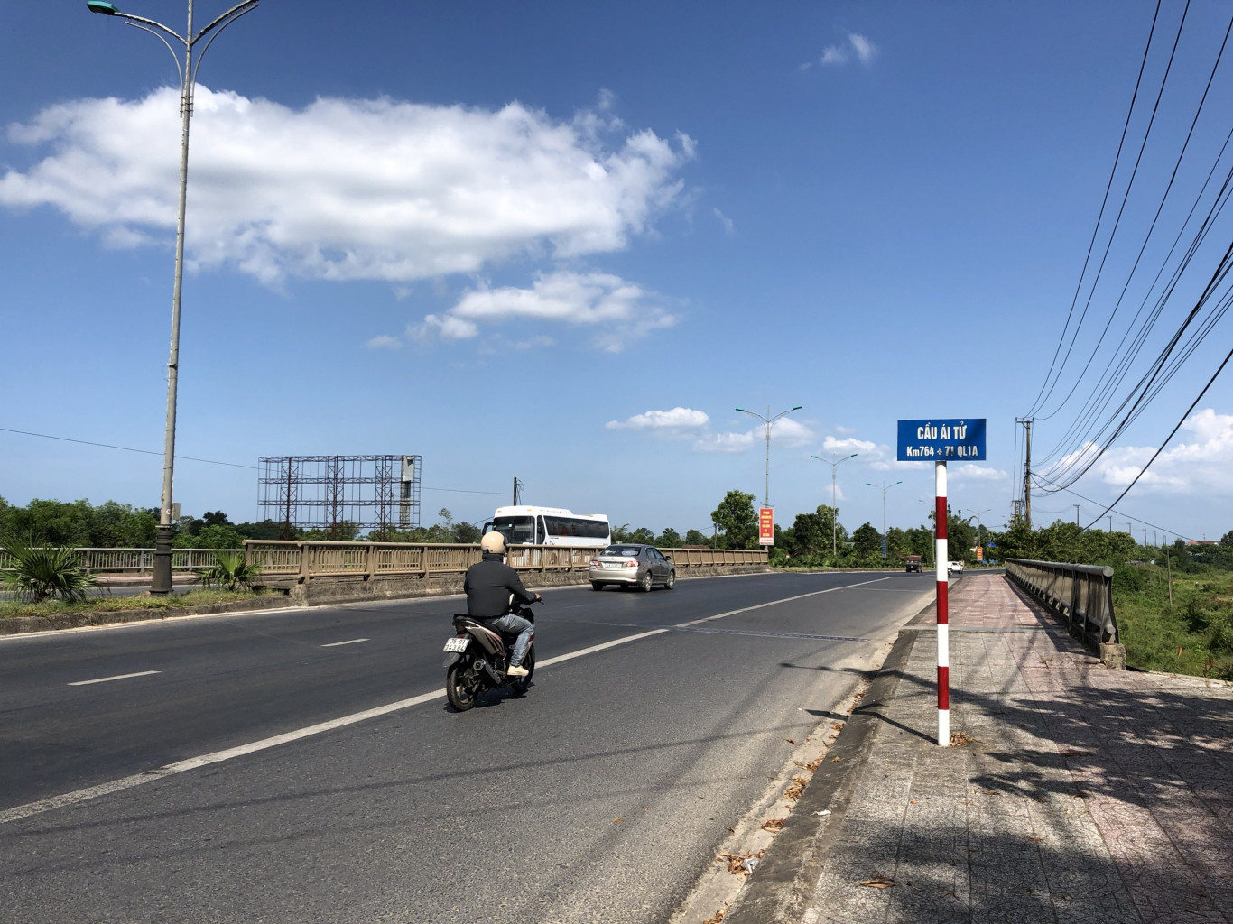 Cầu &Aacute;i Tử b&acirc;y giờ với hai l&agrave;n đường th&ocirc;ng tho&aacute;ng  - Ảnh: Việt An