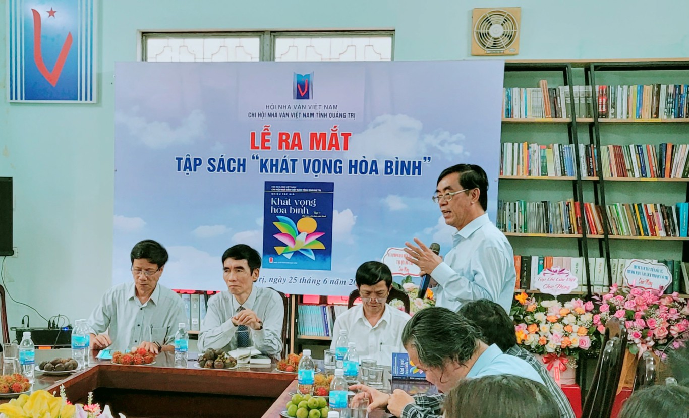 Ông Nguyễn Đức Chính - Nguyên Chủ tịch UBND tỉnh Quảng Trị, Ủy viên thường vụ Quỹ vì hòa bình và Phát triển Việt Nam chia sẻ tại buổi ra mắt sách