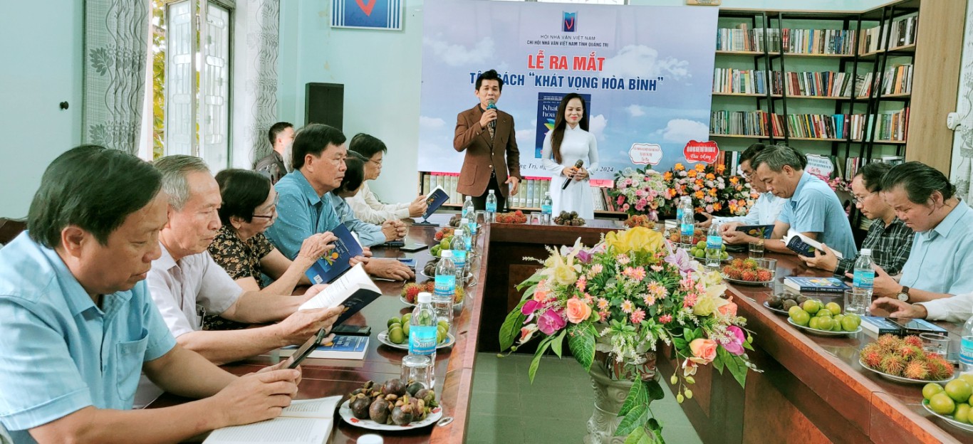 Buổi ra mắt sách diễn ra tại văn phòng Chi hội Nhà văn Việt Nam tỉnh Quảng Trị 
