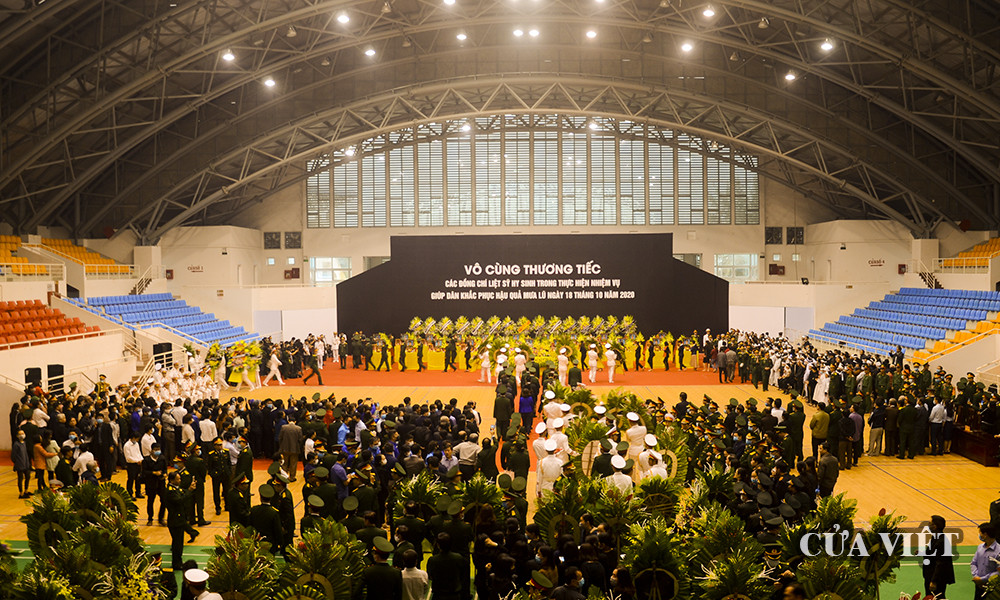 Lễ tang 22 liệt sĩ được tổ chức trọng thể tại Nh&agrave; thi đấu đa năng tỉnh Quảng Trị