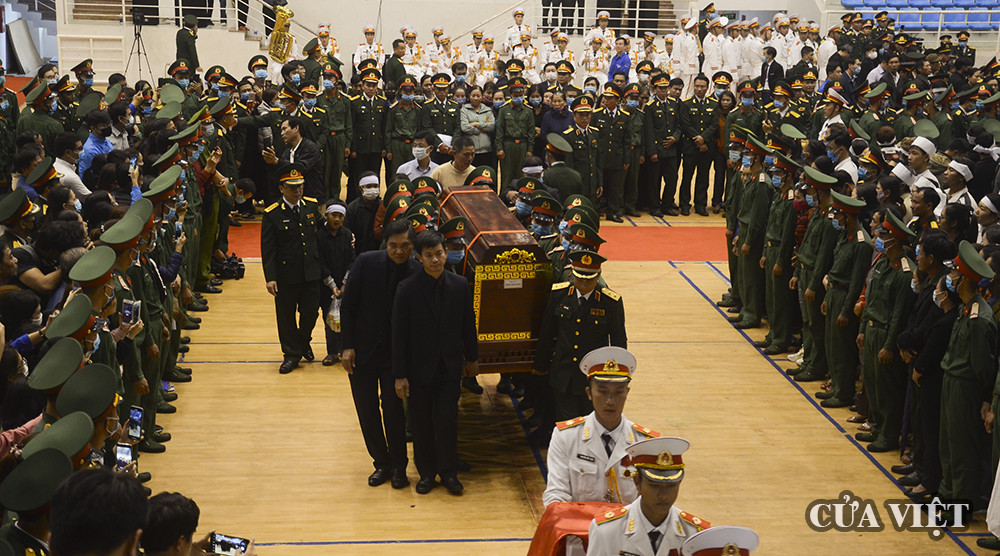 B&iacute; thư Tỉnh ủy Quảng Trị L&ecirc; Quang T&ugrave;ng c&ugrave;ng di quan đưa tiễn c&aacute;c liệt sĩ