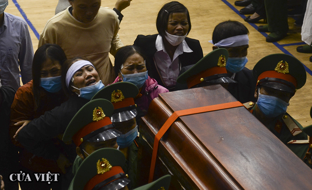 Th&acirc;n nh&acirc;n c&aacute;c liệt sĩ kh&oacute;c ngất đi sau quan t&agrave;i