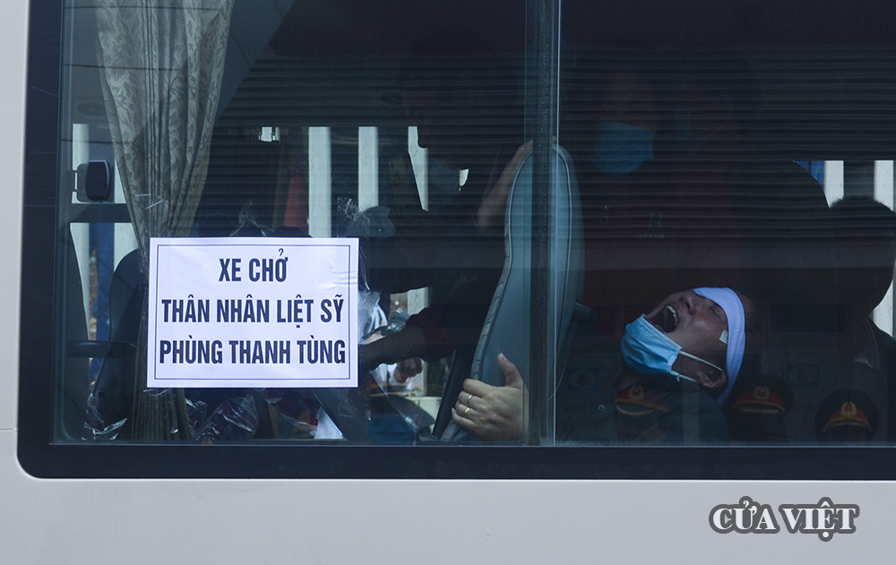 "Con mới 5 th&aacute;ng, răng anh bỏ con cho em m&agrave; đi" - Vợ liệt sĩ Ph&ugrave;ng Thanh T&ugrave;ng van kh&oacute;c x&oacute;t thương chồng