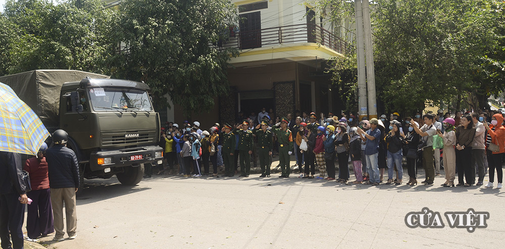 Đ&ocirc;ng đảo c&aacute;n bộ, chiến sĩ, người d&acirc;n tiễn biệt c&aacute;c liệt sĩ