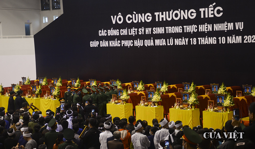 22 linh cữu liệt sĩ được qu&agrave;n chung tại Nh&agrave; thi đấu đa năng tỉnh Quảng Trị