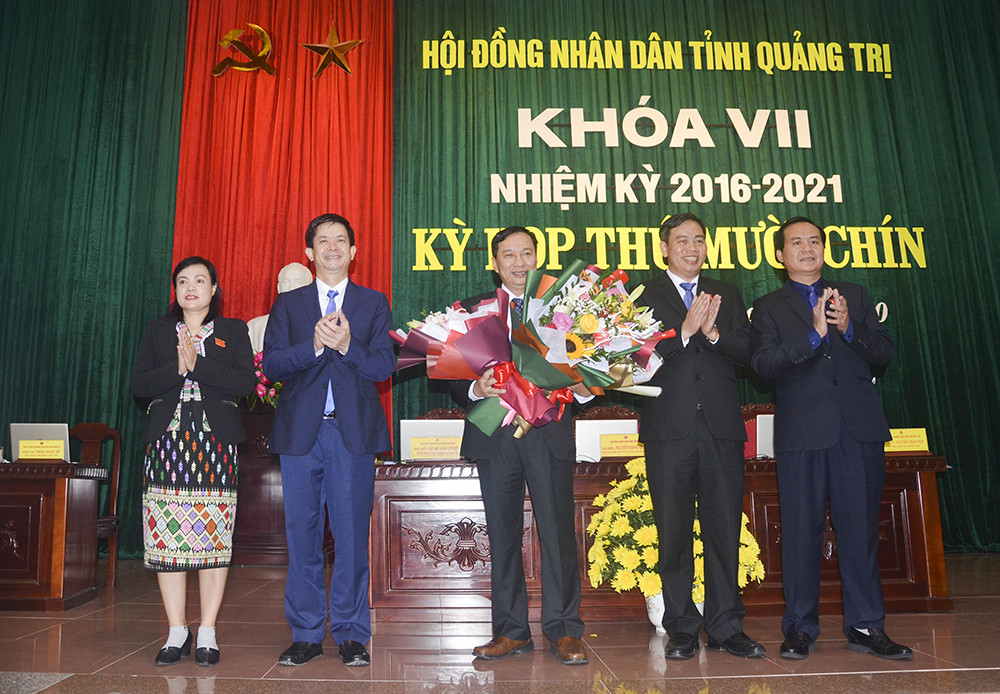 L&atilde;nh đạo tỉnh tặng hoa ch&uacute;c mừng t&acirc;n Ph&oacute; Chủ tịch HĐND tỉnh L&ecirc; Quang Chiến - Ảnh:C.V