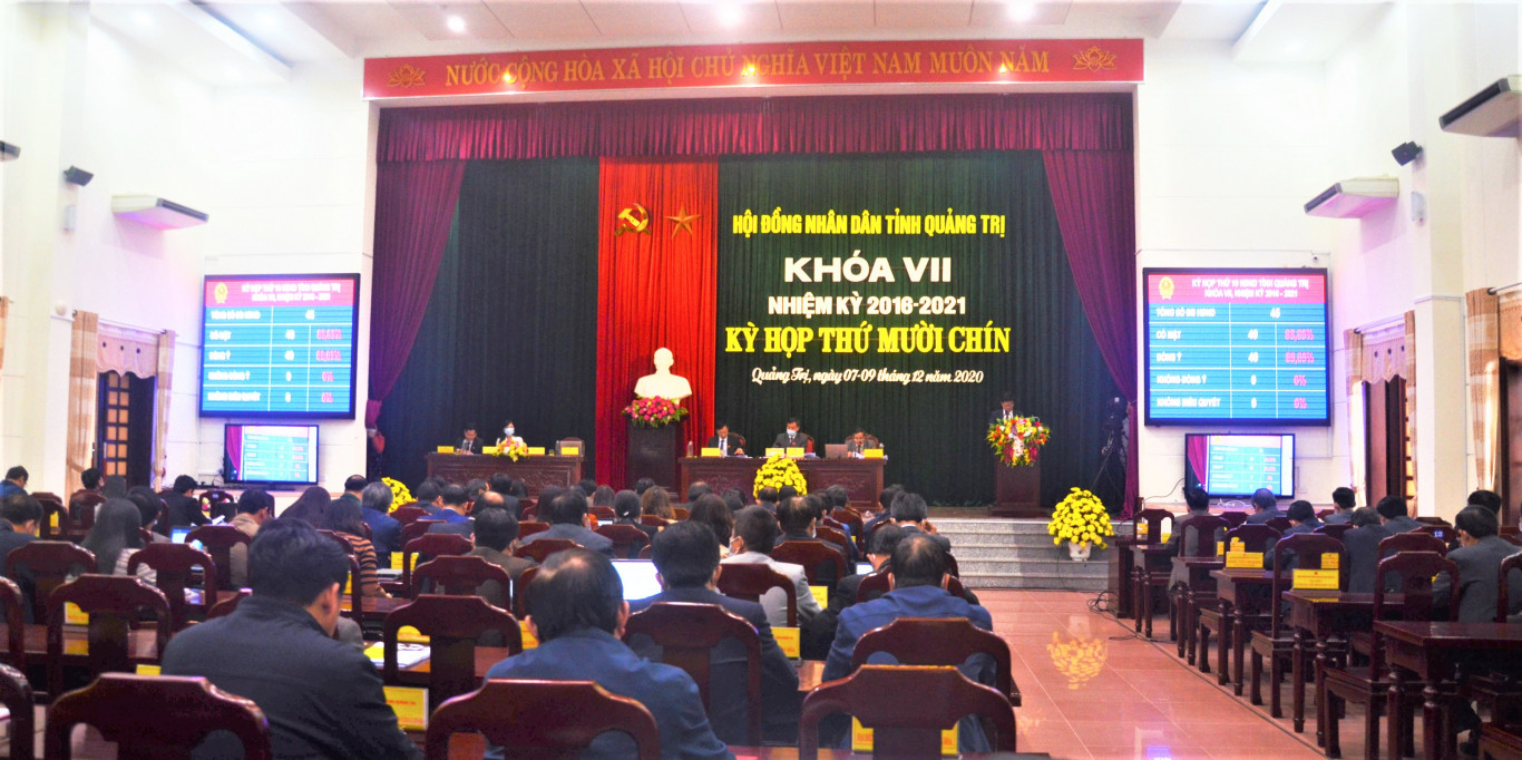 Biểu quyết th&ocirc;ng qua c&aacute;c nghị quyết tại kỳ họp  Ảnh: C.V