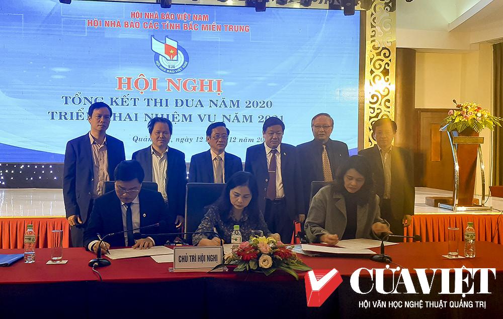Hội Nh&agrave; b&aacute;o Bắc miền Trung k&yacute; giao ước thi đua năm 2021 - Ảnh: CV