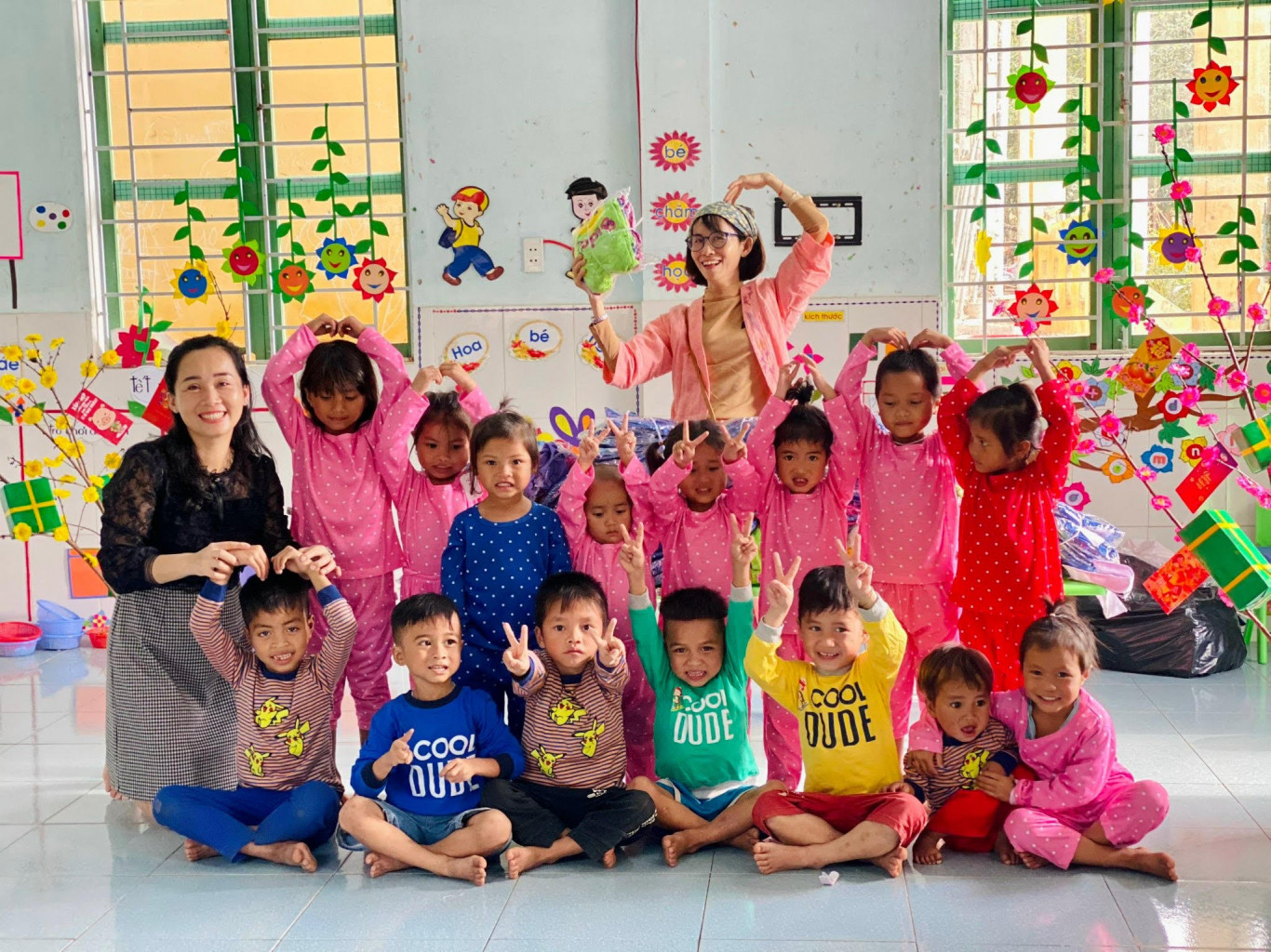 Nhạc sĩ Th&uacute;y Hương c&ugrave;ng những người bạn vận động Quỹ &aacute;o hoa đến trường mang niềm vui đến với c&aacute;c em học sinh - Ảnh: T.G