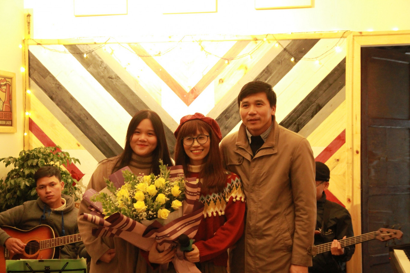 Gia đ&igrave;nh nhạc sĩ Th&uacute;y Hương trong đ&ecirc;m nhạc &ldquo;C&oacute; dễ l&agrave;m nhau vui&rdquo; - Ảnh: T.G