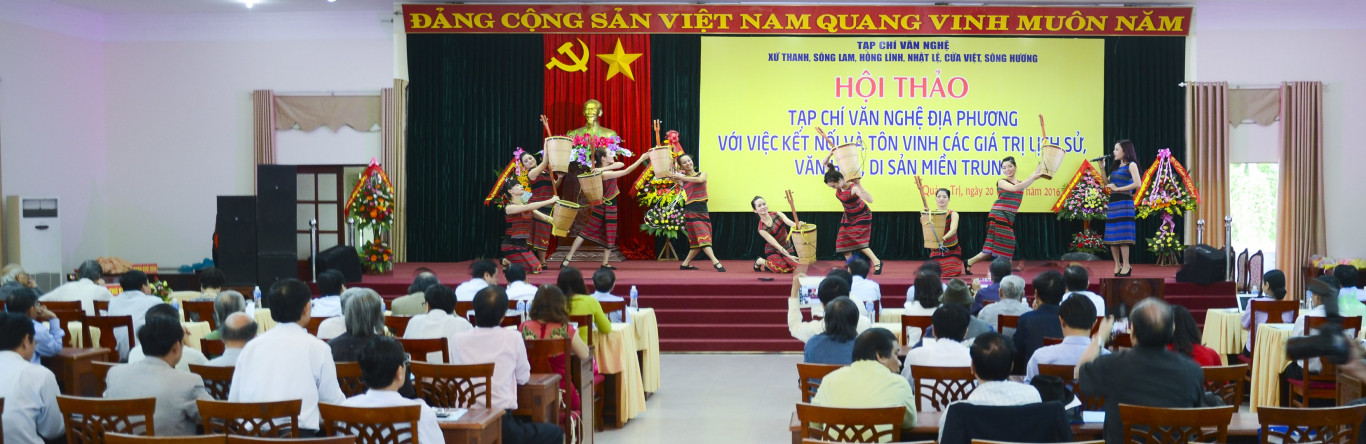 Hội thảo “Tạp chí văn nghệ địa phương với việc kết nối và tôn vinh các giá trị lịch sử, văn hóa, di sản miền Trung” do Tạp chí Cửa Việt đăng cai tổ chức tại Quảng Trị  năm 2016 - Ảnh: H.C.D