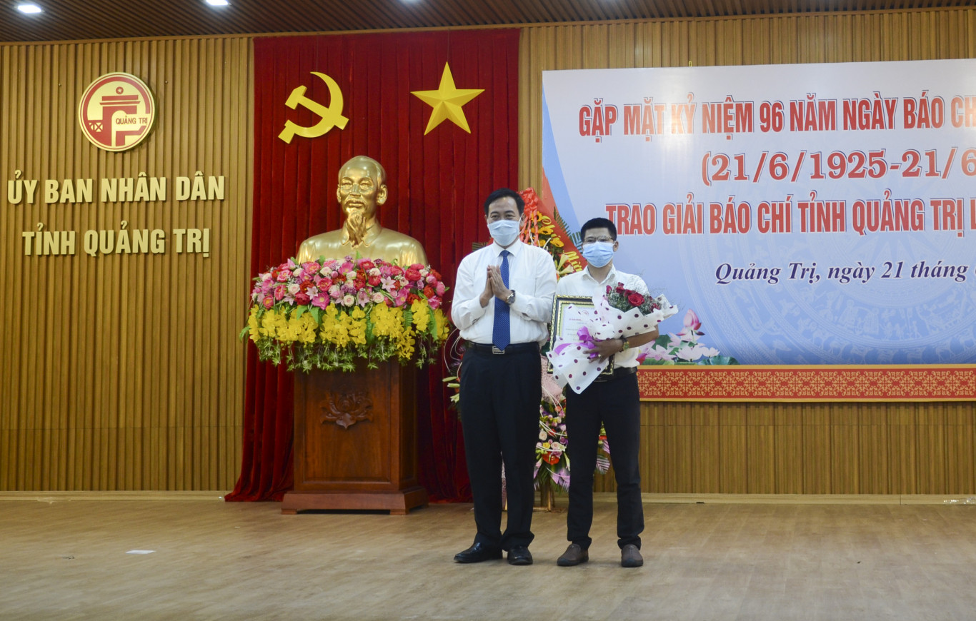 Ph&oacute; B&iacute; thư Thường trực Tỉnh ủy, Chủ tịch HĐND tỉnh Nguyễn Đăng Quang trao Giải A  