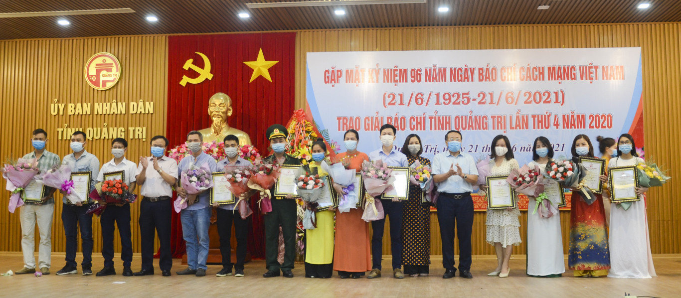 11 giải C được trao cho c&aacute;c t&aacute;c giả, nh&oacute;m t&aacute;c giả