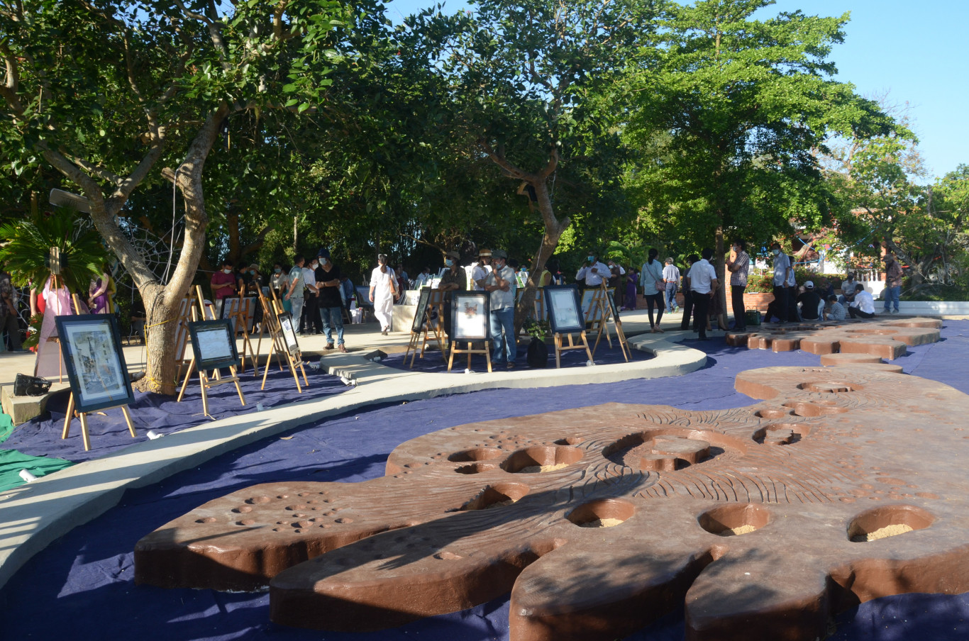 T&aacute;c phẩm của họa sĩ bố tr&iacute; h&agrave;i h&ograve;a trong khu vườn tho&aacute;ng rộng ở qu&ecirc; nh&agrave;