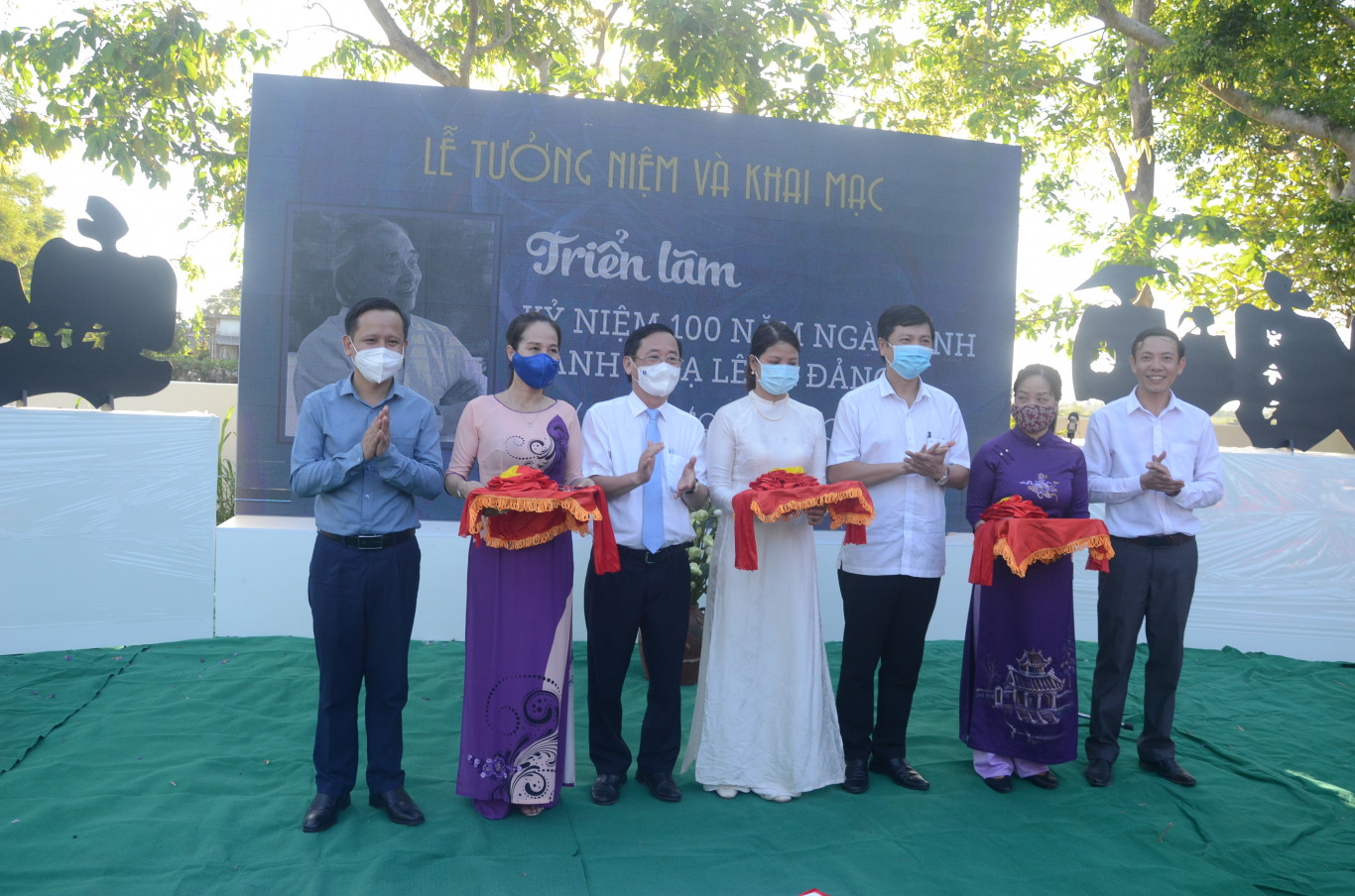 L&atilde;nh đạo Ban Tuy&ecirc;n gi&aacute;o Tỉnh ủy, UBND tỉnh Quảng Trị, huyện Triệu Phong v&agrave; đại diện gia đ&igrave;nh cắt băng khai mạc triển l&atilde;m
