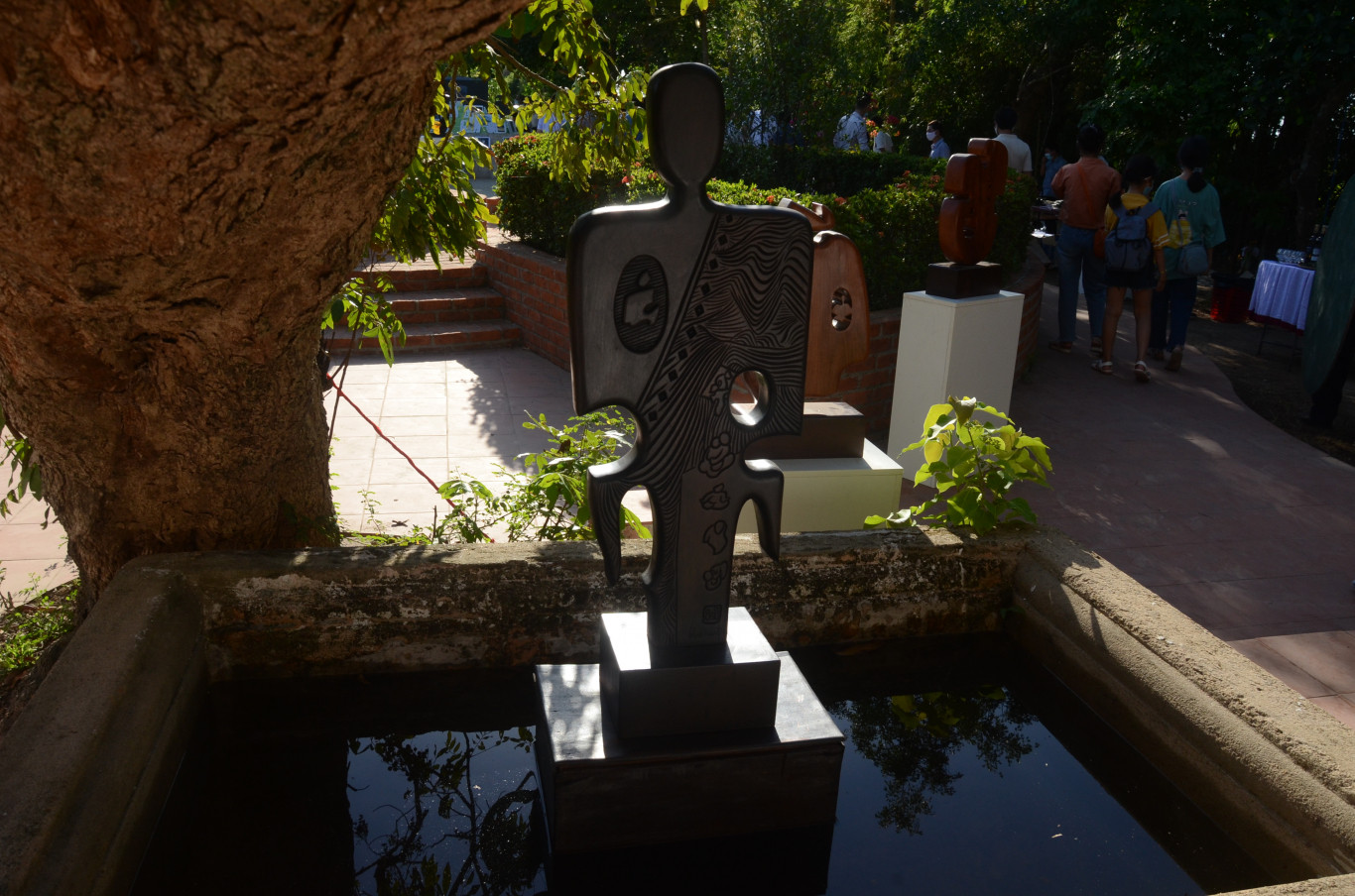 T&aacute;c phẩm của &ocirc;ng bố tr&iacute; trong khu&ocirc;n vi&ecirc;n như những tiểu cảnh