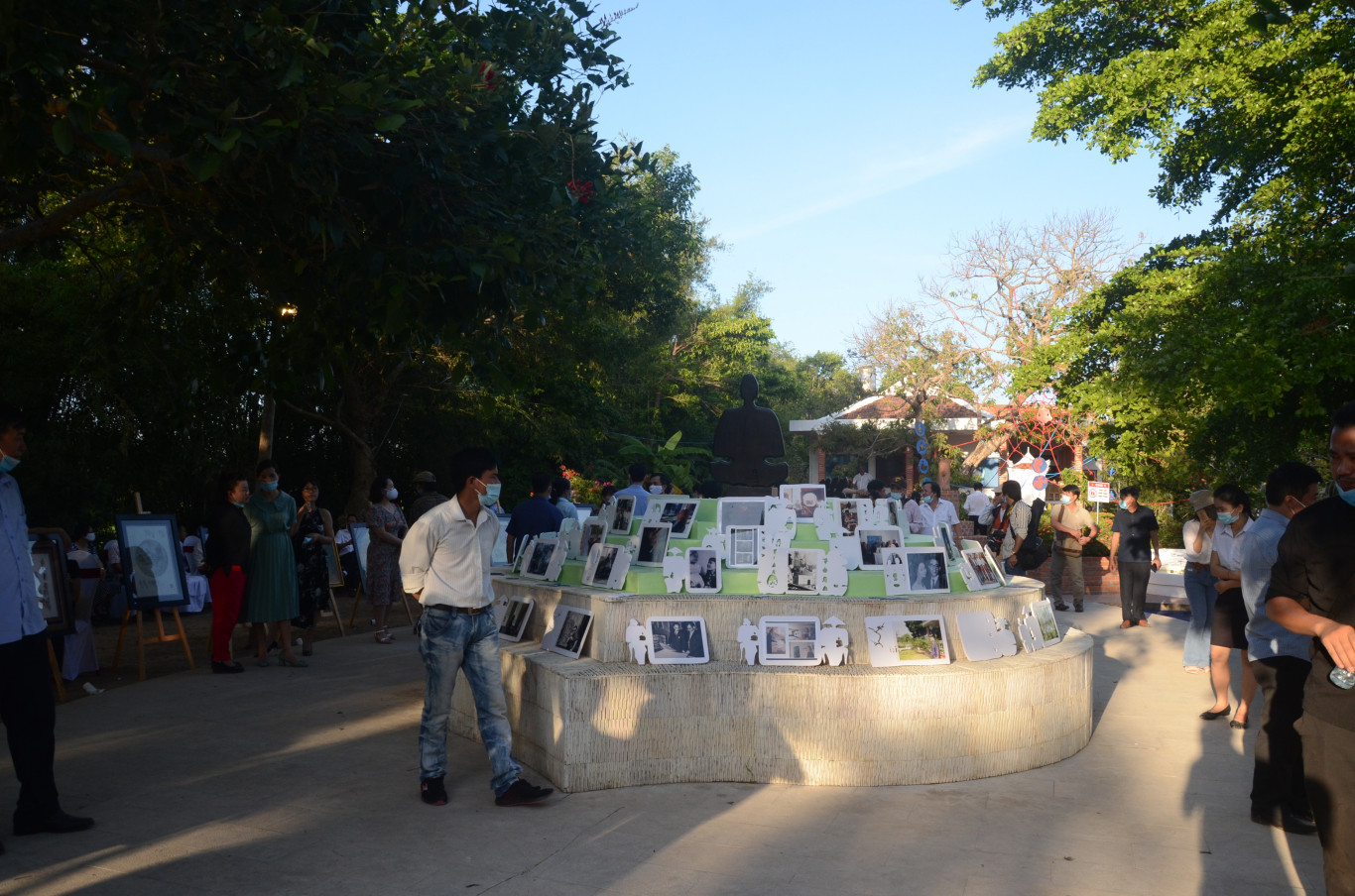 Triển l&atilde;m c&ograve;n c&oacute; chiếu phim tư liệu v&agrave; trưng b&agrave;y h&igrave;nh ảnh cuộc đời họa sĩ