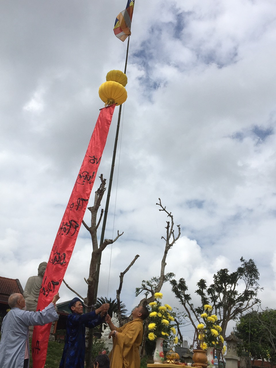 Dựng c&acirc;y n&ecirc;u  tại một ng&ocirc;i ch&ugrave;a ở Hải Lăng  - Ảnh: Trần Phong