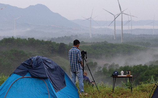 Lều trại được dựng l&ecirc;n giữa n&uacute;i rừng sương phủ  để chuẩn bị cho buổi săn m&acirc;y l&uacute;c b&igrave;nh minh.