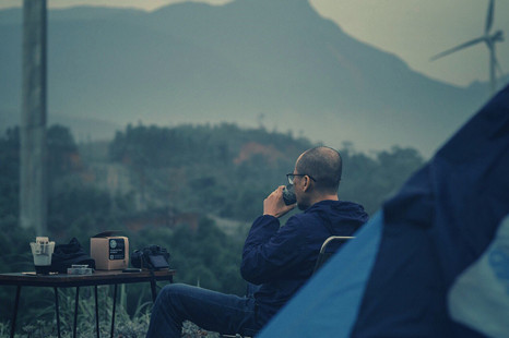 Thưởng thức c&agrave; ph&ecirc; trong sương sớm