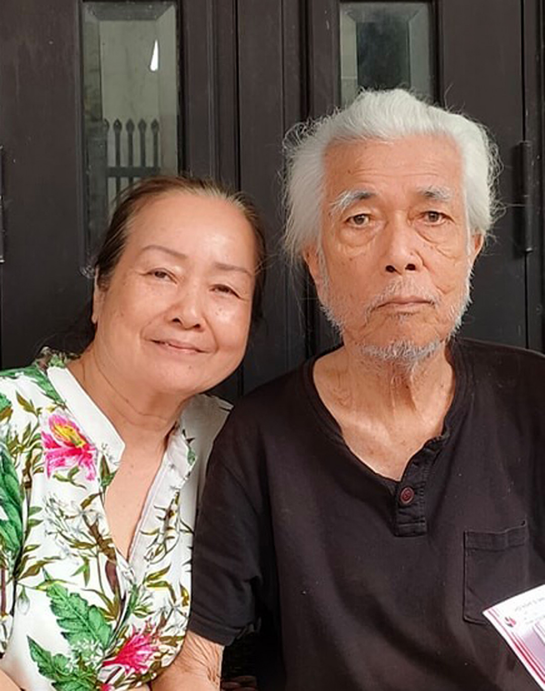 Thời trẻ đến khi già, vợ chồng NSND  luôn bên cạnh nhau. - Ảnh: Hồ Thanh Thoan.