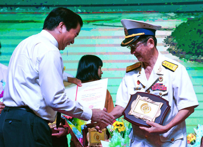 &Ocirc;ng Th&acirc;n Đức Hưởng, Ph&oacute; Chủ tịch UBND tỉnh C&agrave; Mau trao Giải thưởng cho  Đại t&aacute; Khưu Ngọc Bảy, t&aacute;c giả trường ca Bến cảng giữa rừng. Ảnh: T.L