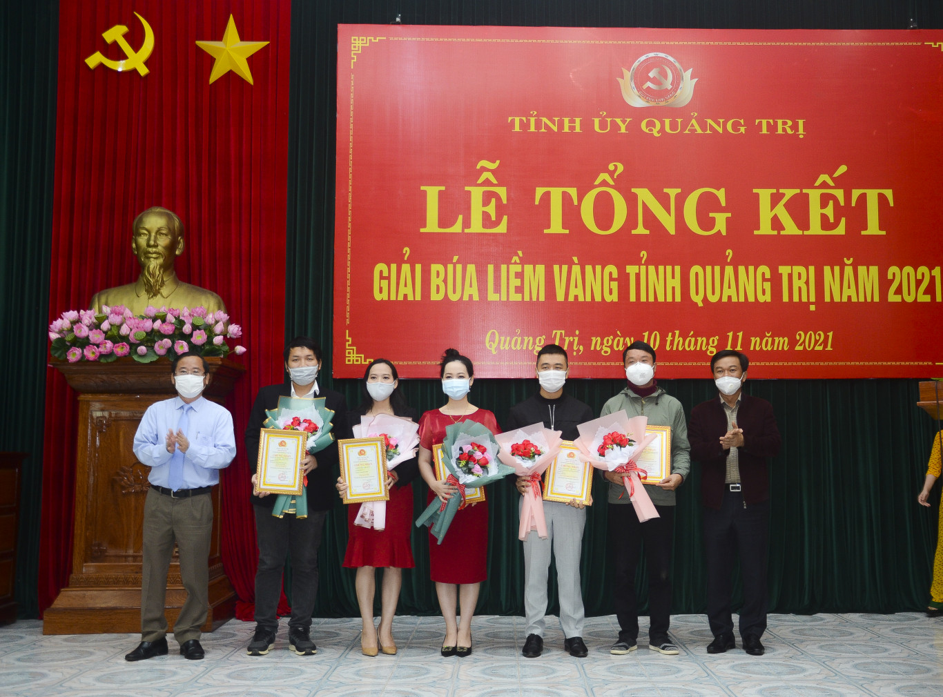 02 t&aacute;c phẩm đạt giải Nh&igrave;