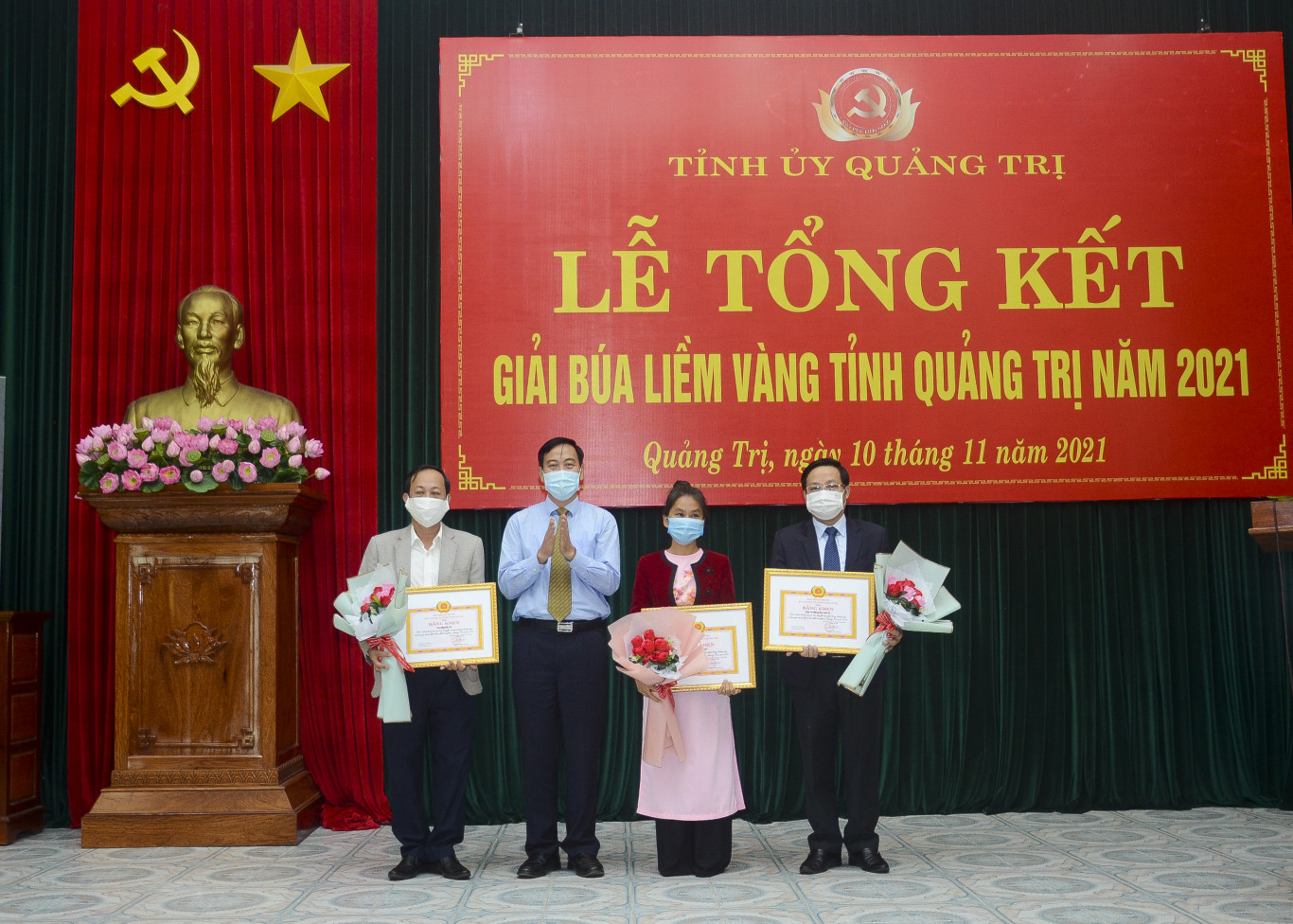 Tạp ch&iacute; Cửa Việt, B&aacute;o Quảng Trị v&agrave; Ban Tuy&ecirc;n gi&aacute;o TU được khen thưởng tập thể xuất sắc