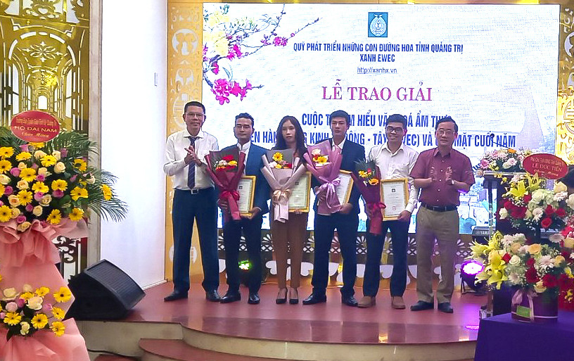 Trưởng Ban Tuy&ecirc;n gi&aacute;o Tỉnh ủy Hồ Đại Nam v&agrave; nh&agrave; b&aacute;o L&acirc;m Ch&iacute; C&ocirc;ng trao giải Đặc biệt cho nh&oacute;m t&aacute;c giả