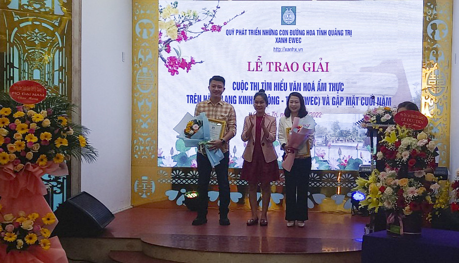 Tổng Bi&ecirc;n tập Tạp ch&iacute; Cửa Việt Đo&agrave;n Phương Nam trao giải cho c&aacute;c t&aacute;c giả b&agrave;i viết c&oacute; lượt chia sẻ, b&igrave;nh luận nhiều tr&ecirc;n mạng x&atilde; hội