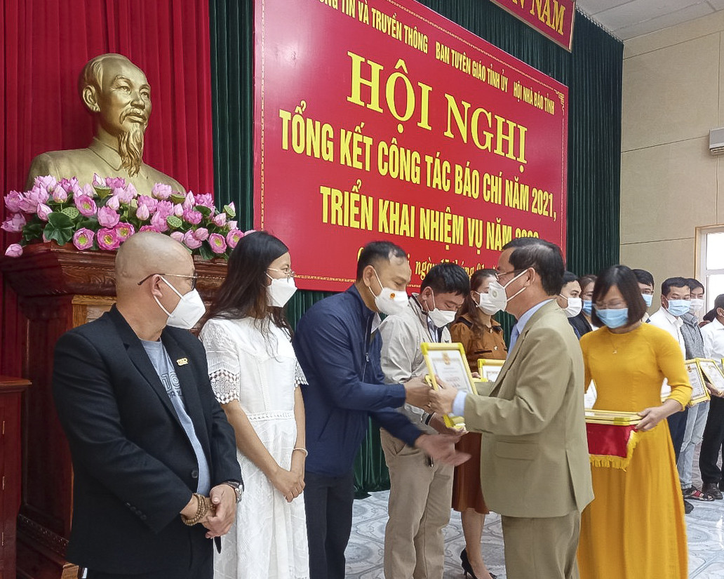 Trưởng Ban Tuy&ecirc;n gi&aacute;o Tỉnh ủy Hồ Đại Nam tặng bằng khen của Ban Tuy&ecirc;n gi&aacute;o cho c&aacute;c ph&oacute;ng vi&ecirc;n thường tr&uacute; ti&ecirc;u biểu