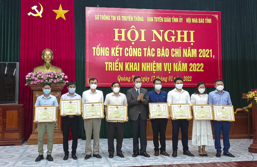 Trao bằng khen của UBND tỉnh Quảng Trị cho c&aacute;c tập thể, ph&oacute;ng vi&ecirc;n c&oacute; những đ&oacute;ng g&oacute;p t&iacute;ch cực