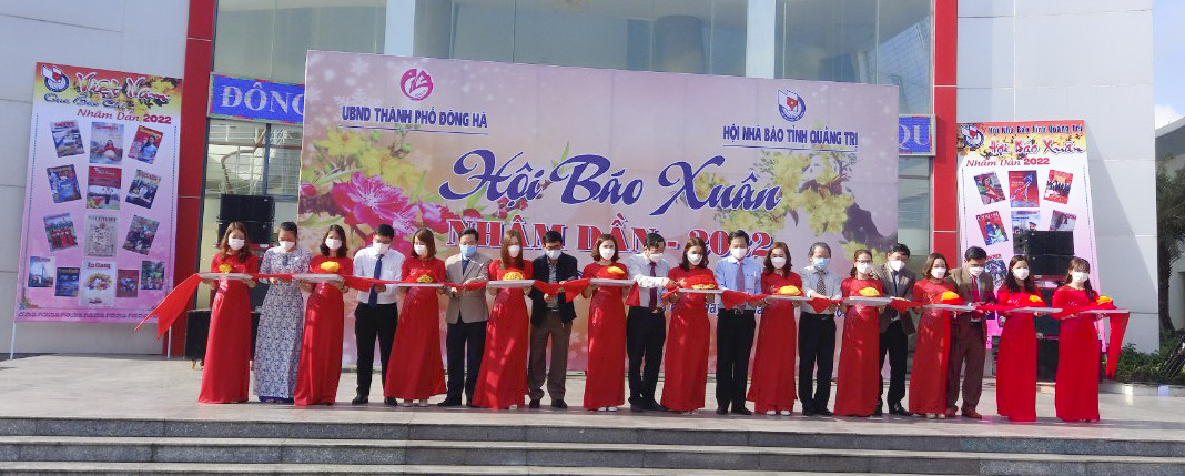 Cắt băng khai mạc Hội b&aacute;o xu&acirc;n Nh&acirc;m Dần 2022