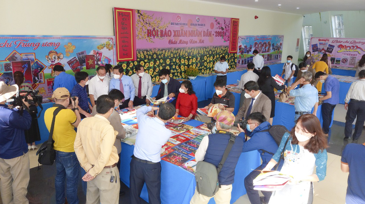 Tham quan gian trưng b&agrave;y b&aacute;o xu&acirc;n