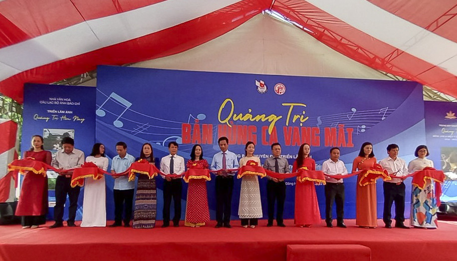 C&aacute;c đại biểu cắt băng khai mạc triển l&atilde;m, trưng b&agrave;y