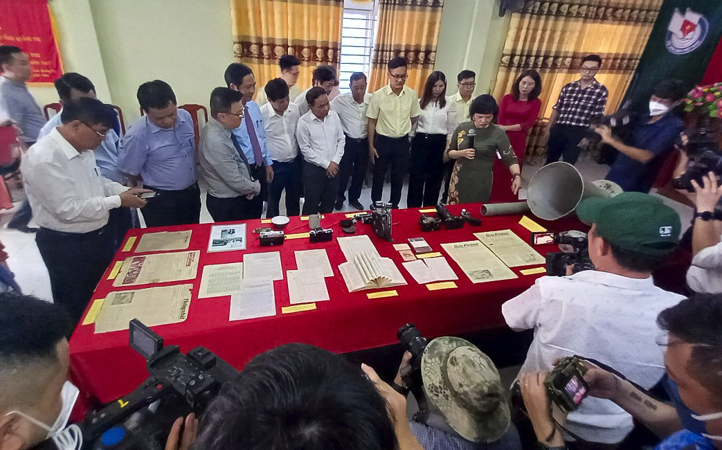 C&aacute;c tư liệu, kỷ vật từ Bảo t&agrave;ng B&aacute;o ch&iacute; Việt Nam được đưa v&agrave;o trưng b&agrave;y