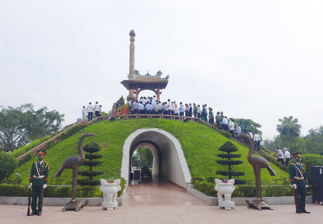 C&aacute;c đại biểu l&atilde;nh đạo d&acirc;ng hương tại đ&agrave;i tưởng niệm Th&agrave;nh Cổ Quảng Trị