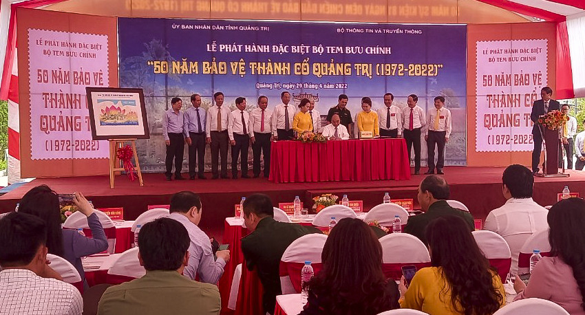 Chủ tịch nước k&yacute; v&agrave; đ&oacute;ng dấu ph&aacute;t h&agrave;nh bộ tem