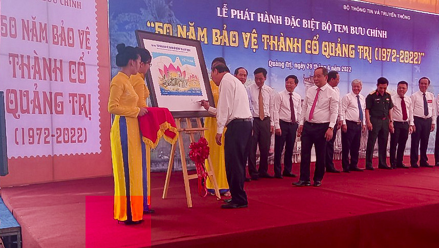 Chủ tịch nước k&yacute; t&ecirc;n lưu niệm l&ecirc;n tranh tem v&agrave; tặng cho tỉnh Quảng Trị