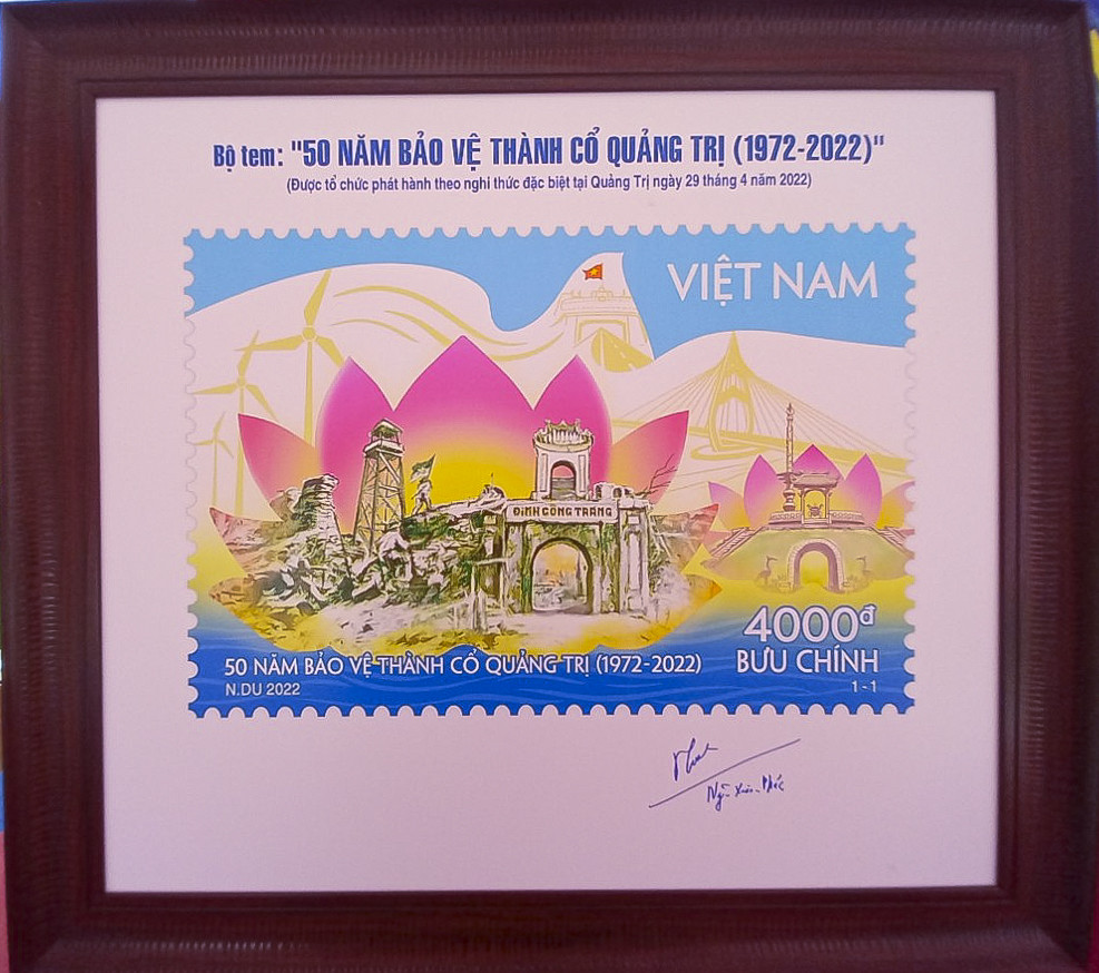 Tranh tem c&oacute; chữ k&yacute; lưu niệm của Chủ tịch nước