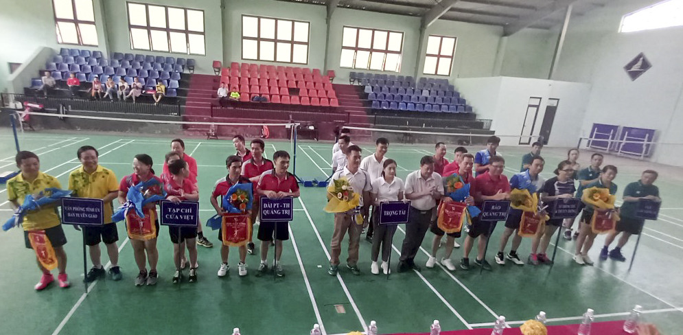 Ban Tổ chức tặng hoa v&agrave; cờ lưu niệm cho c&aacute;c đội tham dự