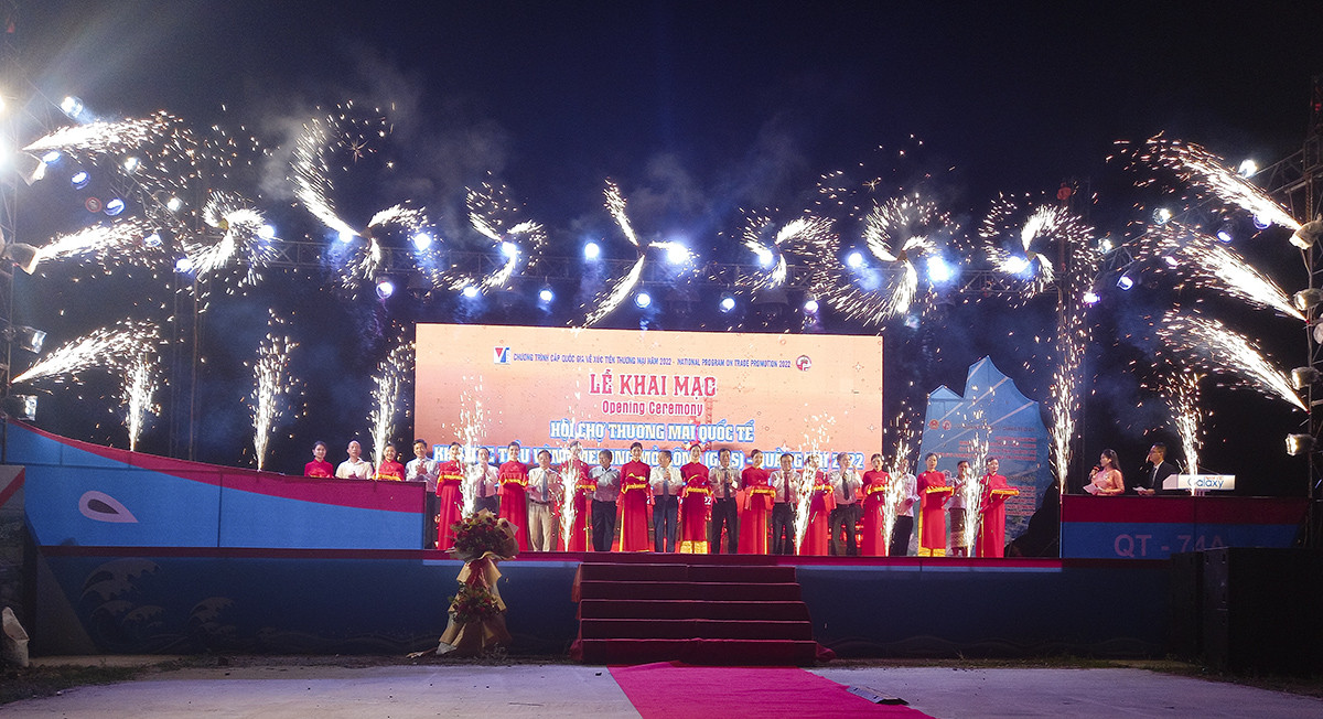 L&atilde;nh đạo tỉnh Quảng Trị v&agrave; đại biểu c&aacute;c nước cắt băng khai mạc Hội chợ