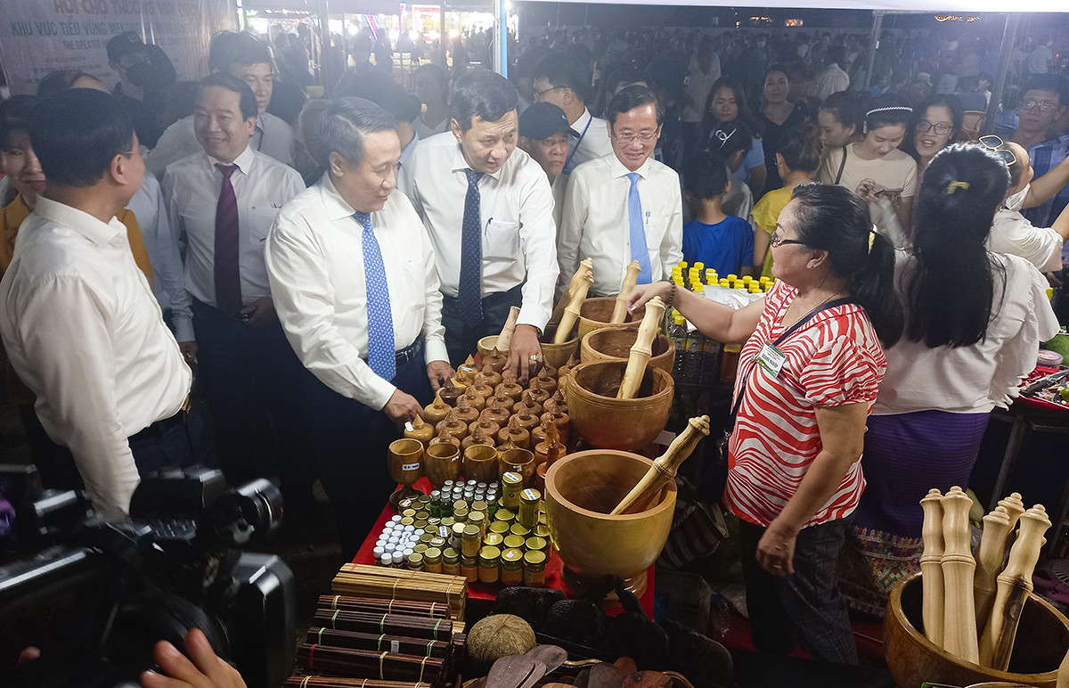 Đại biểu tham quan c&aacute;c gian h&agrave;ng tại Hội chợ