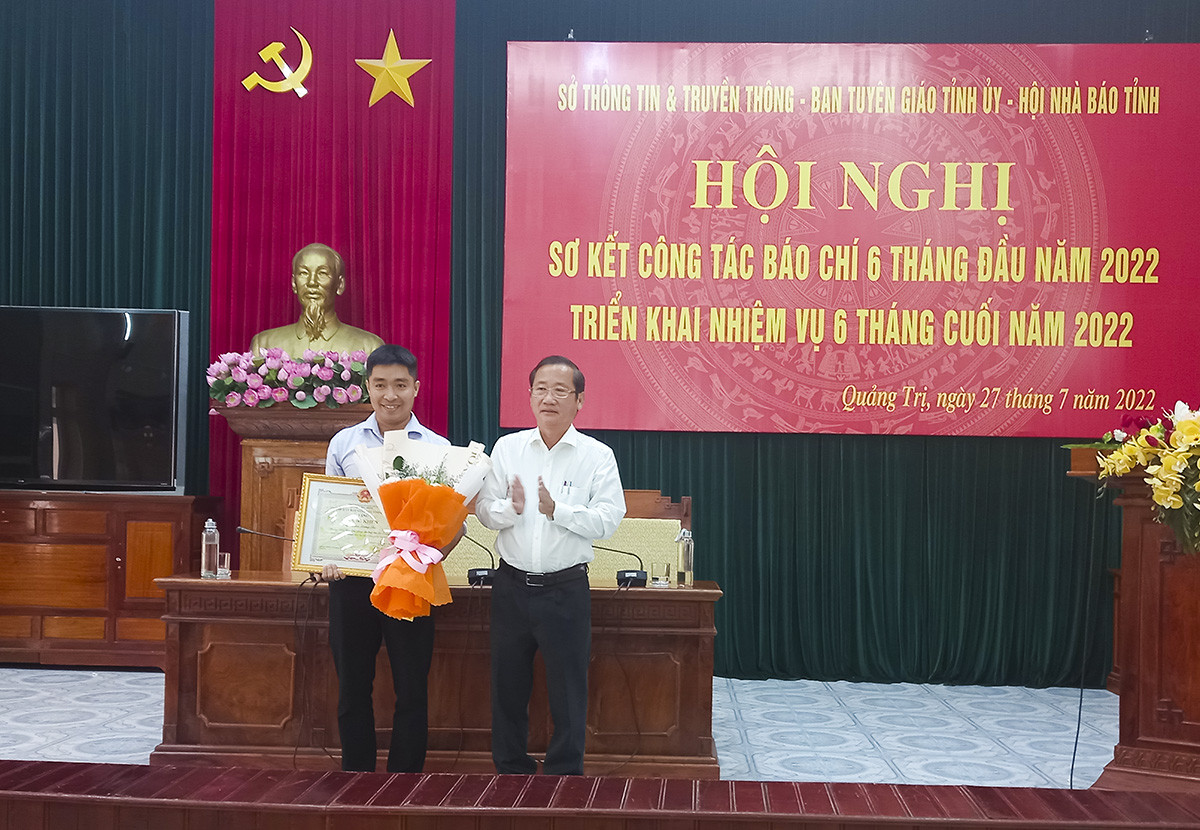 Ph&oacute;ng vi&ecirc;n L&acirc;m Hưng Thơ (b&aacute;o Lao Động) nhận bằng khen của UBND tỉnh Quảng Trị